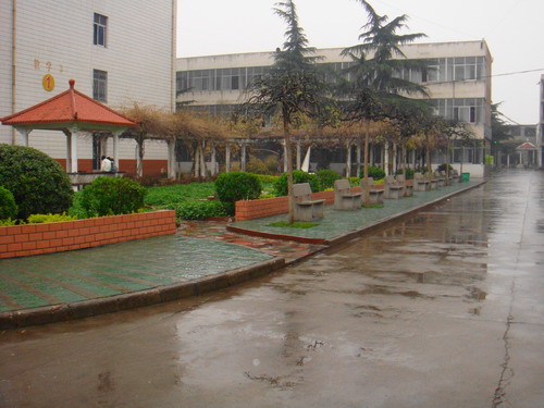 南工學校雨中情